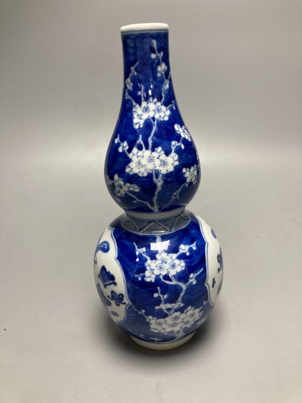 A Chinese blue and white double gourd vase, height 25cm